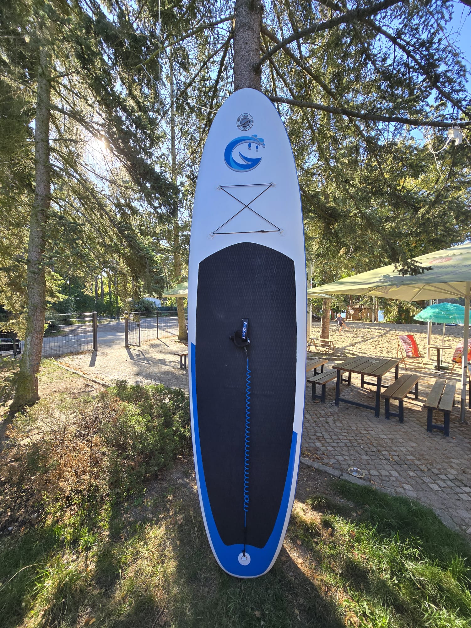 Stand-Up-Paddling auf dem Brettmühlenteich – Person steht auf SUP-Board