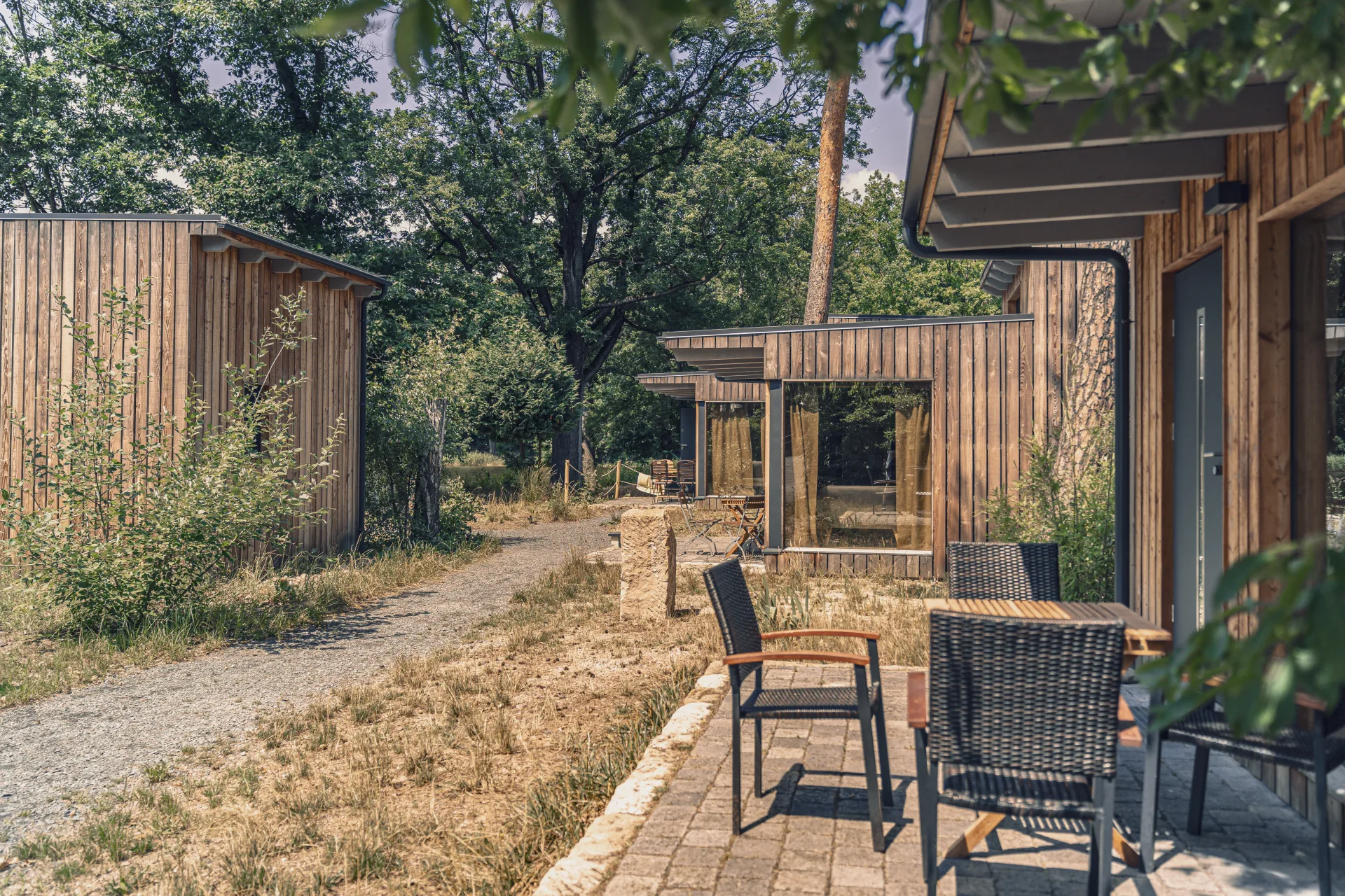 Terrasse eines Ferienhauses am Naturcamping Brettmühlenteich