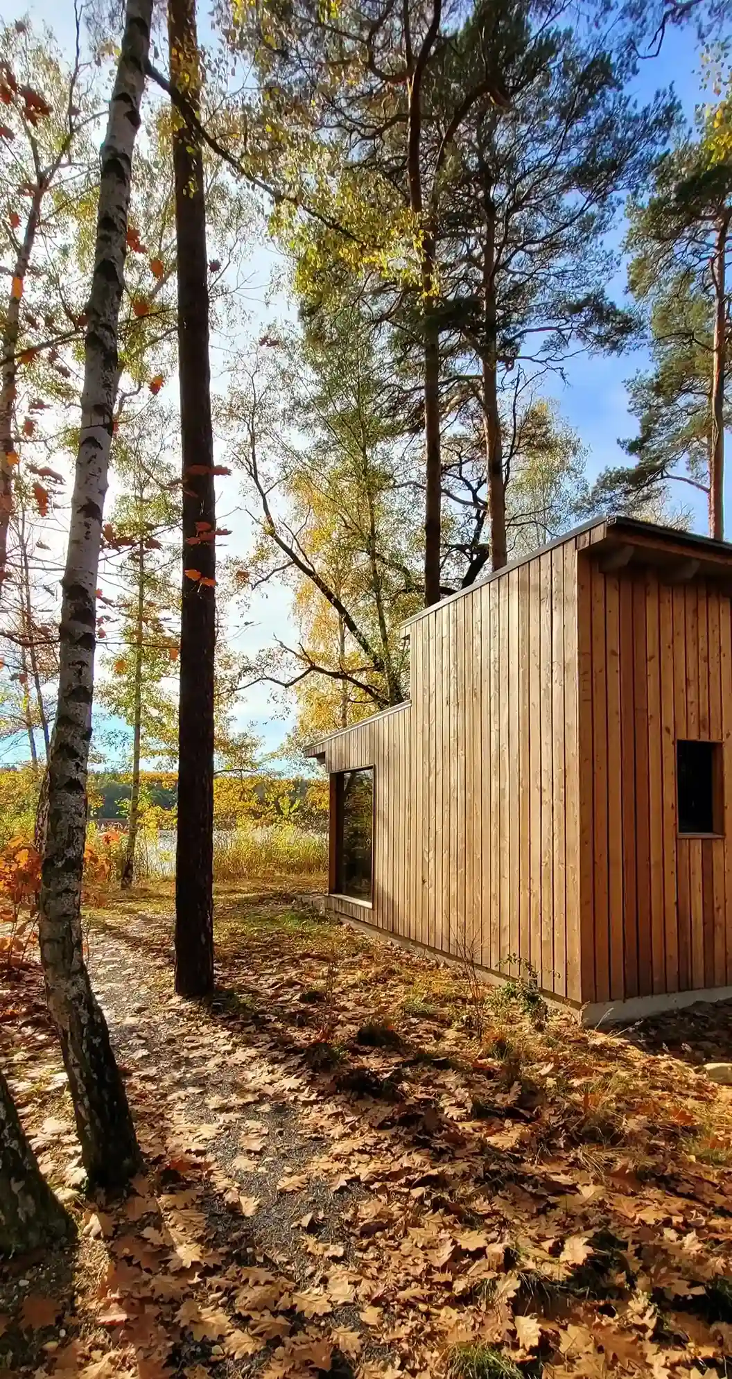 Ferienhaus im Herbst bei Sonnenschein