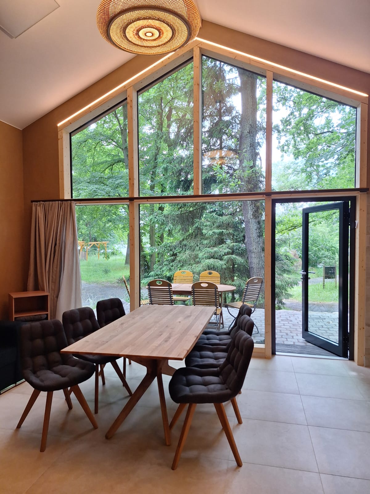 Terrasse des Ferienhauses mit Blick in die Natur