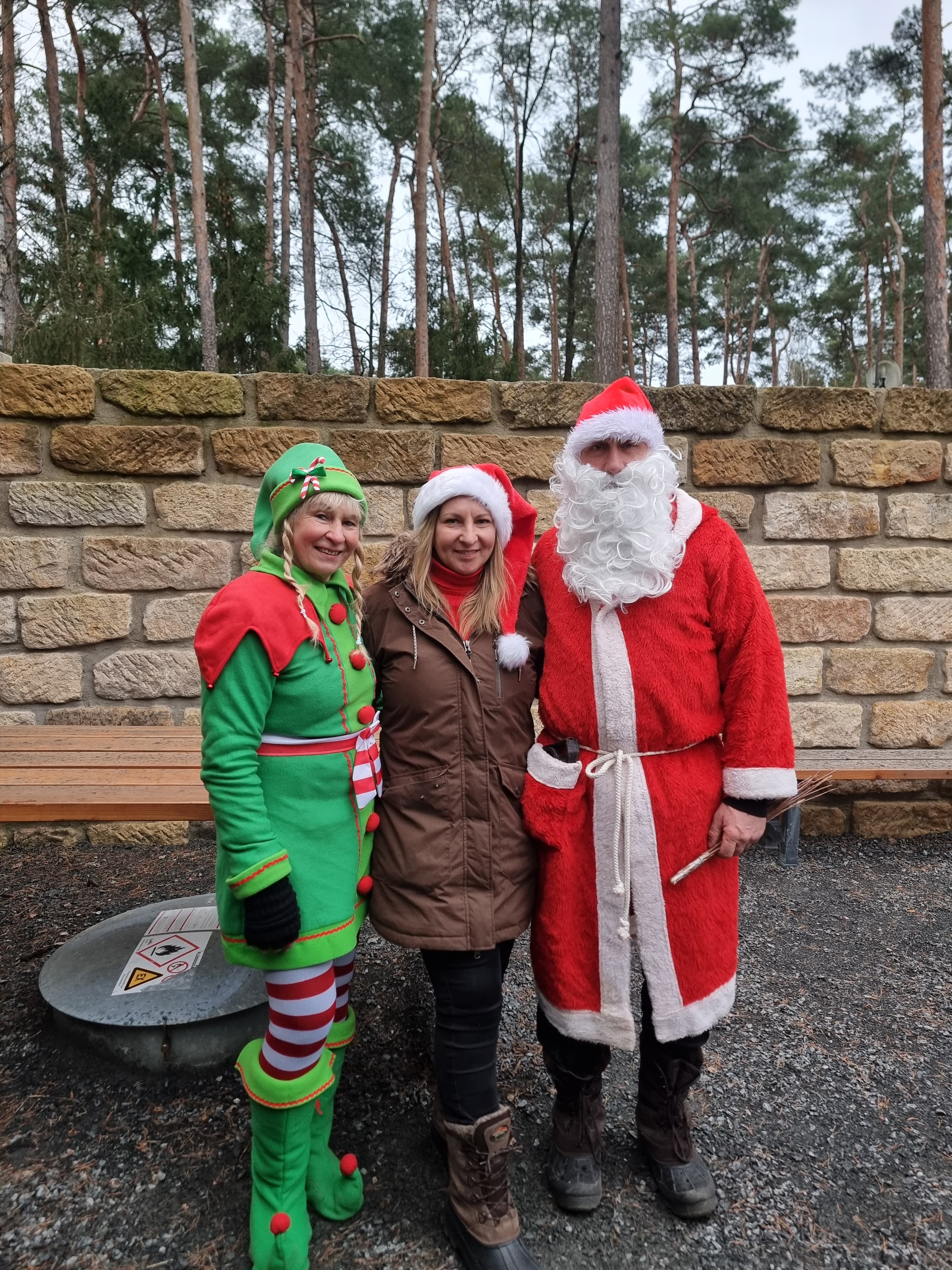 Weihnachtsmann auf dem Weihnachtsmarkt am Brettmühlenteich