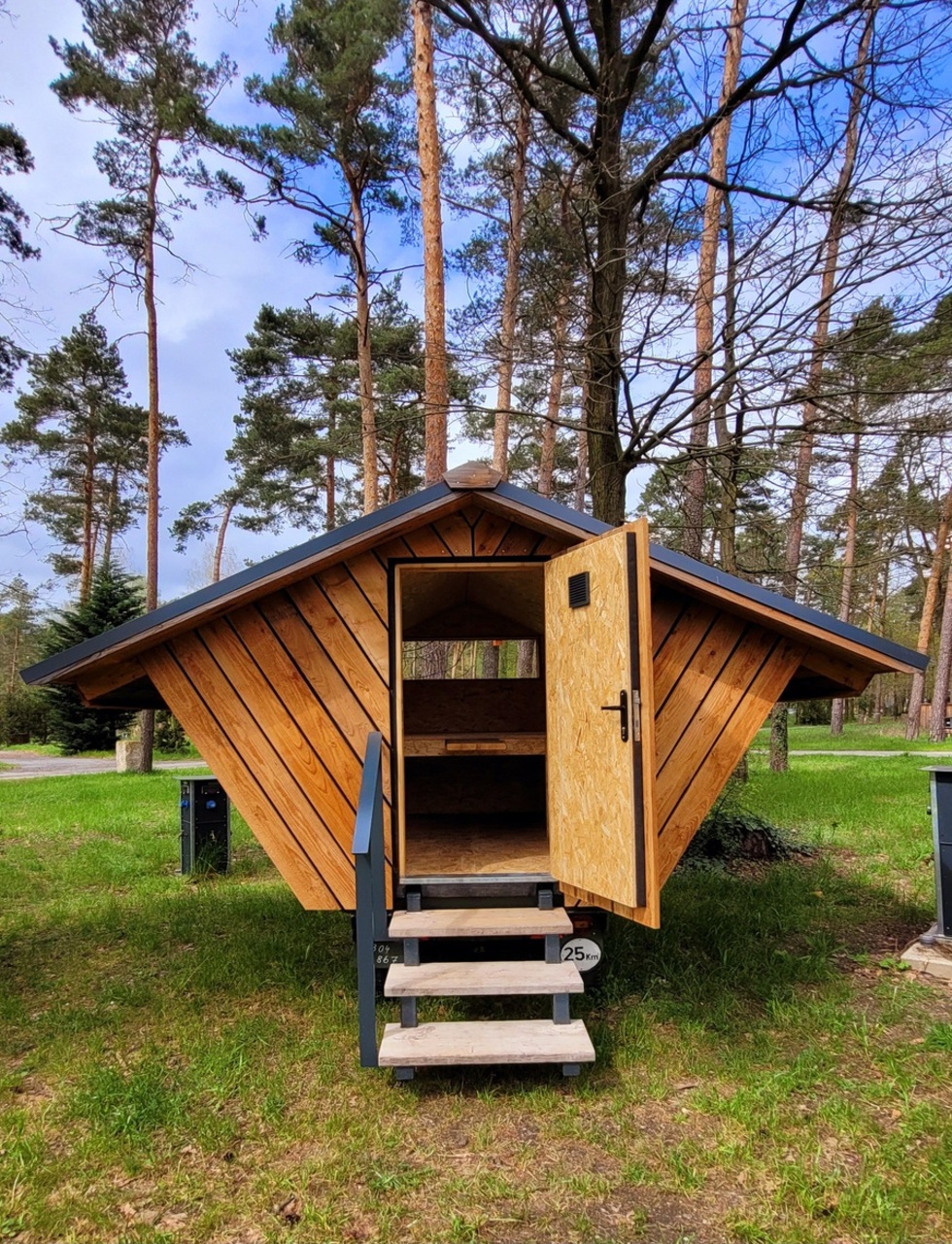 Kleine Lodge aus Holz auf dem Naturcampingplatz Brettmühlenteich – Camping mit Hüttenfeeling