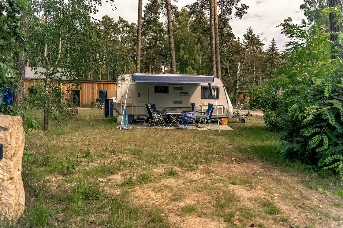 Stellplatz für Wohnwagen mit Strom-, Wasser- und Abwasseranschluss auf dem Campingplatz