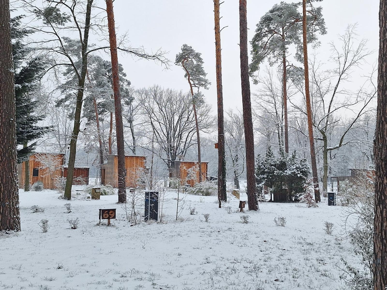 Wohnmobilstellplatz im Schnee am Naturcamping Brettmühlenteich